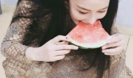 网红聂小倩吃瓜图片,网红美食新风尚